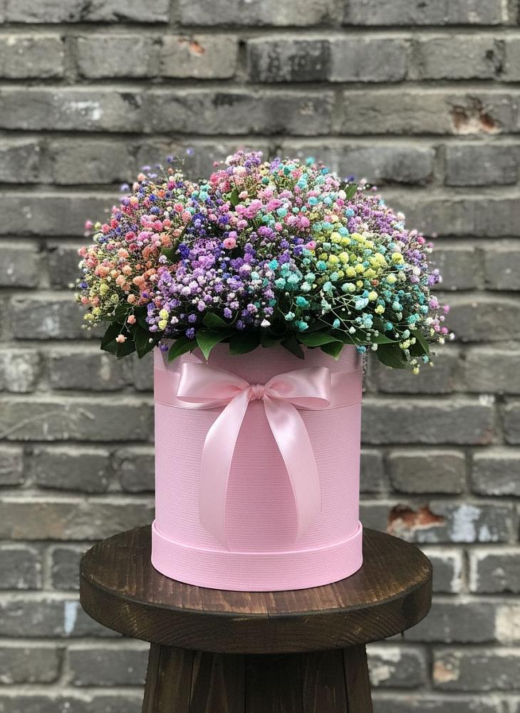 Цветочная композиция из Гипсофила и Розы в шляпной коробке в Ладожской