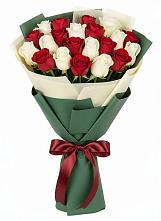 Букет Микс из красных и белых роз в Ладожской