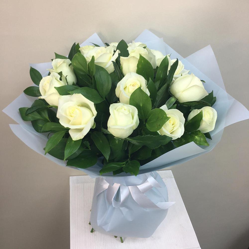 Букет 15 Белых роз Проуд в Ладожской