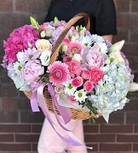 Композиция солнечный день в Ладожской Цветочная композиция из Розы, Хризантемы, Пионы и Лизиантусы в корзине в Ладожской