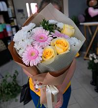 Букет цветов из:  Герберы, Розы и Хризантемы в Ладожской