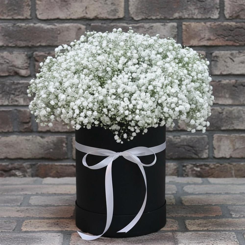 Цветочная композиция из Гипсофила в шляпной коробке в Ладожской