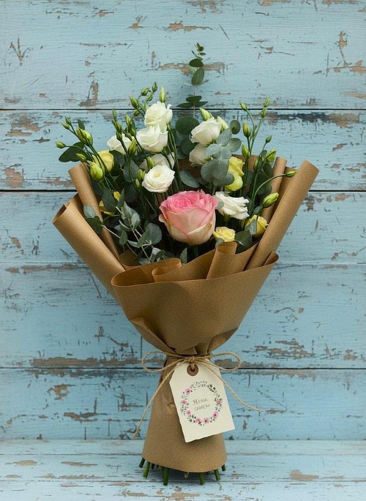 Букет цветов из: Розы и Лизиантусы в Ладожской