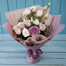 Букет цветов из:  Розы и Лизиантусы в Ладожской