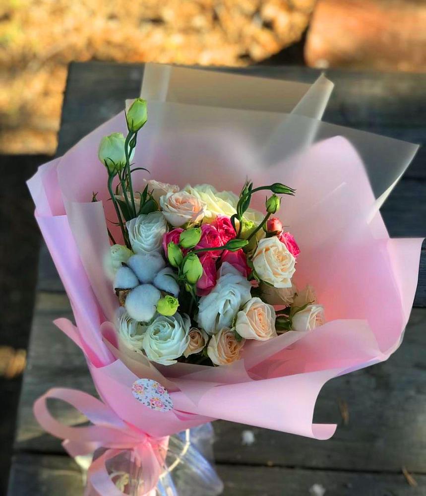 Букет цветов из: Розы и Лизиантусы в Ладожской