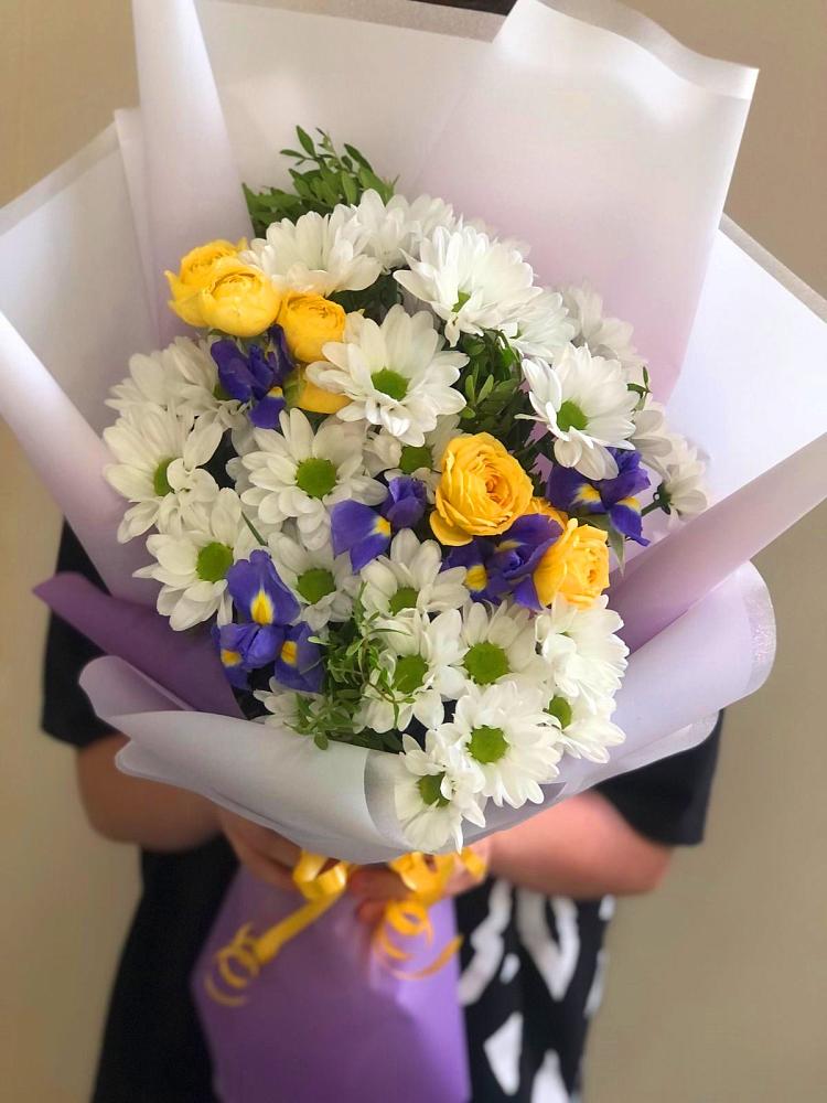 Букет цветов из: Ирисы, Хризантемы и Розы в Ладожской