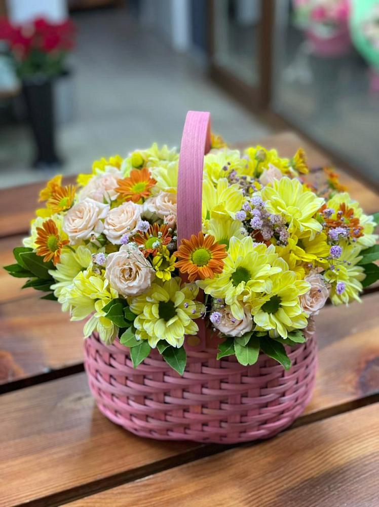 Цветочная композиция из Хризантемы и Розы в корзине в Ладожской