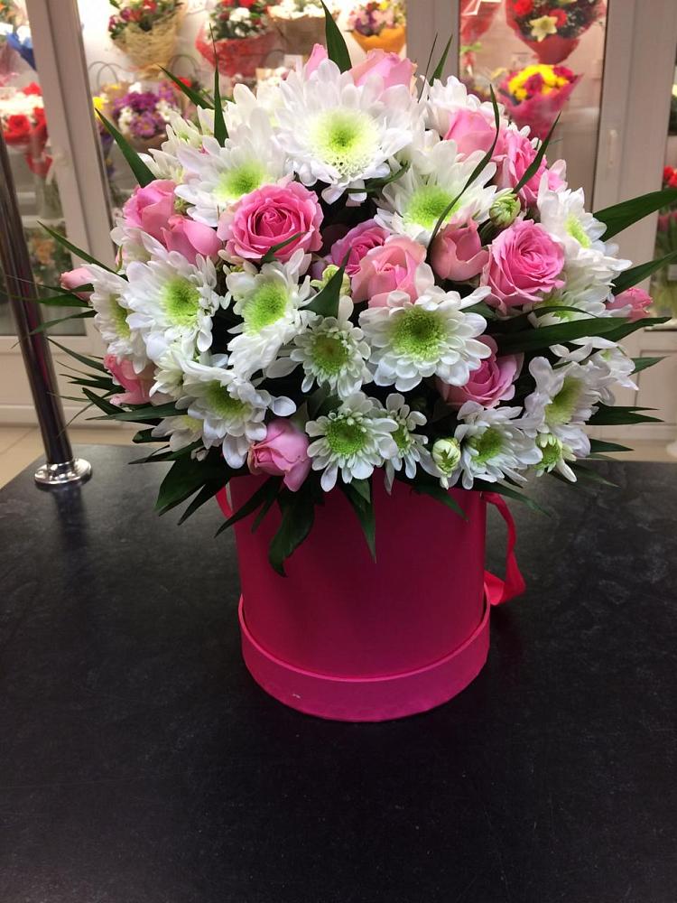 Цветочная композиция из Розы и Хризантемы в шляпной коробке в Ладожской