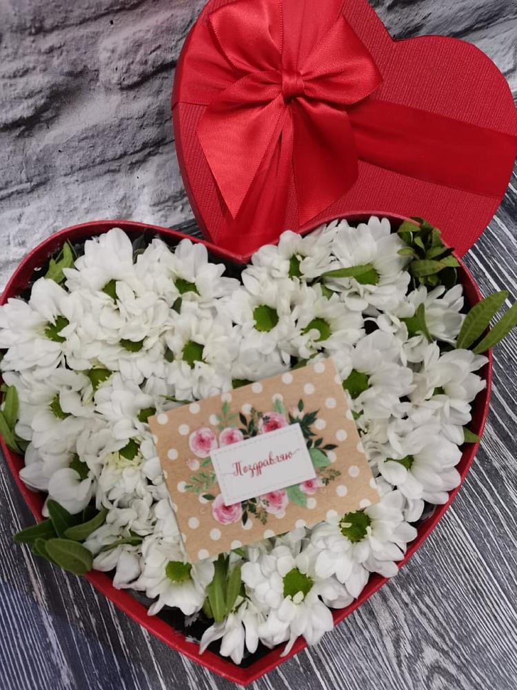 Цветочная композиция из Хризантемы в виде сердца в Ладожской