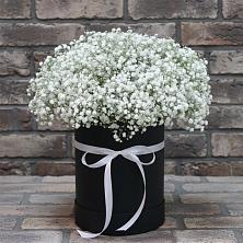 Цветочная композиция из Гипсофила в шляпной коробке в Ладожской