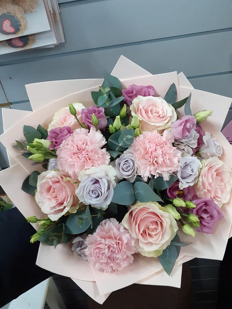 Букет цветов из: Розы, Гвоздики и Лизиантусы в Ладожской