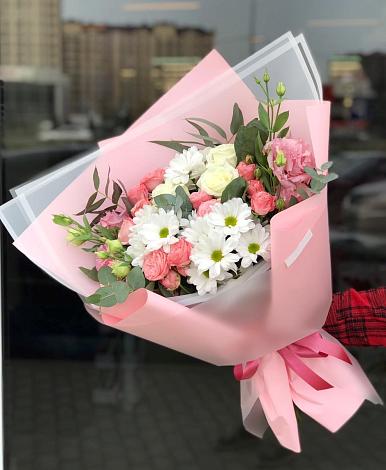 Букет цветов из: Розы, Лизиантусы и Хризантемы в Ладожской