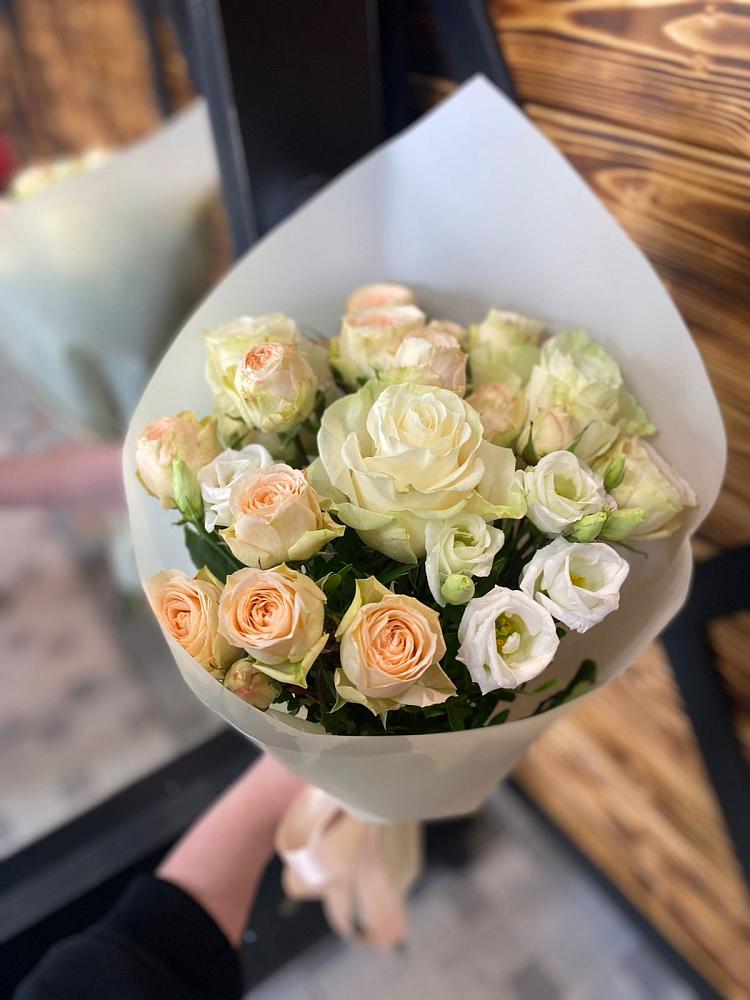 Букет цветов из: Розы и Лизиантусы в Ладожской