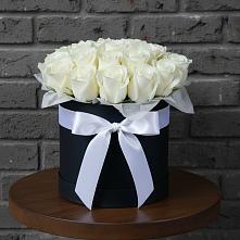 Цветочная композиция из Розы в шляпной коробке в Ладожской